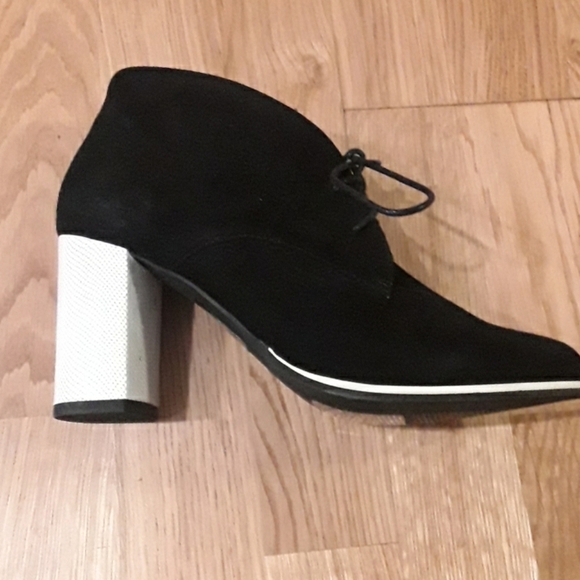 BNWT black  suede bootie with white heel - Picture 1 of 5